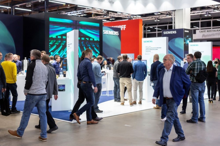 Kävijöitä Teknologiamessuilla
