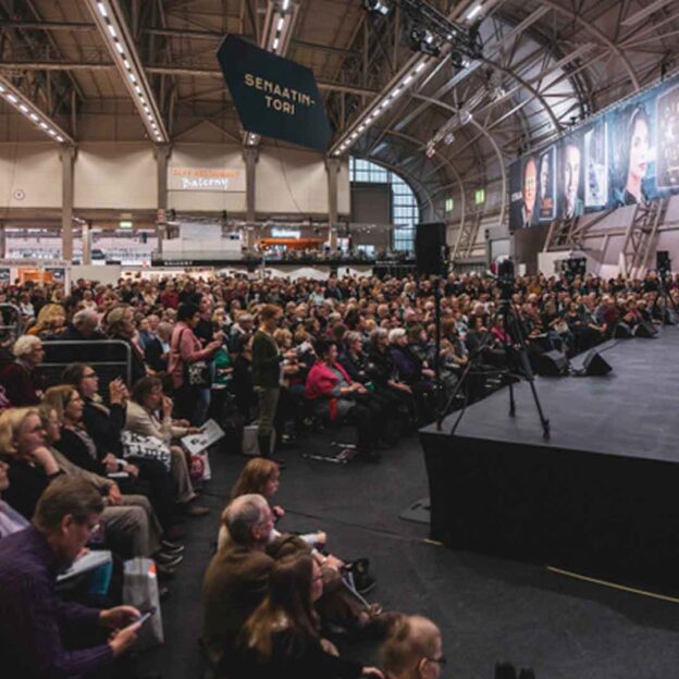 Helsingin Kirjamessut senaatintori-lava. Kuva Emmi Kähkönen.