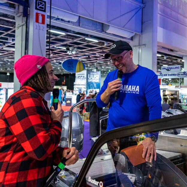Aleksi Halen juontamassa Aalto-alueella ja haastattelemassa myös kalastusoppaita.