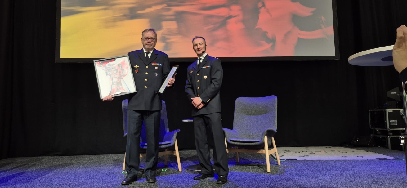 kuvassa lavalla voittaja