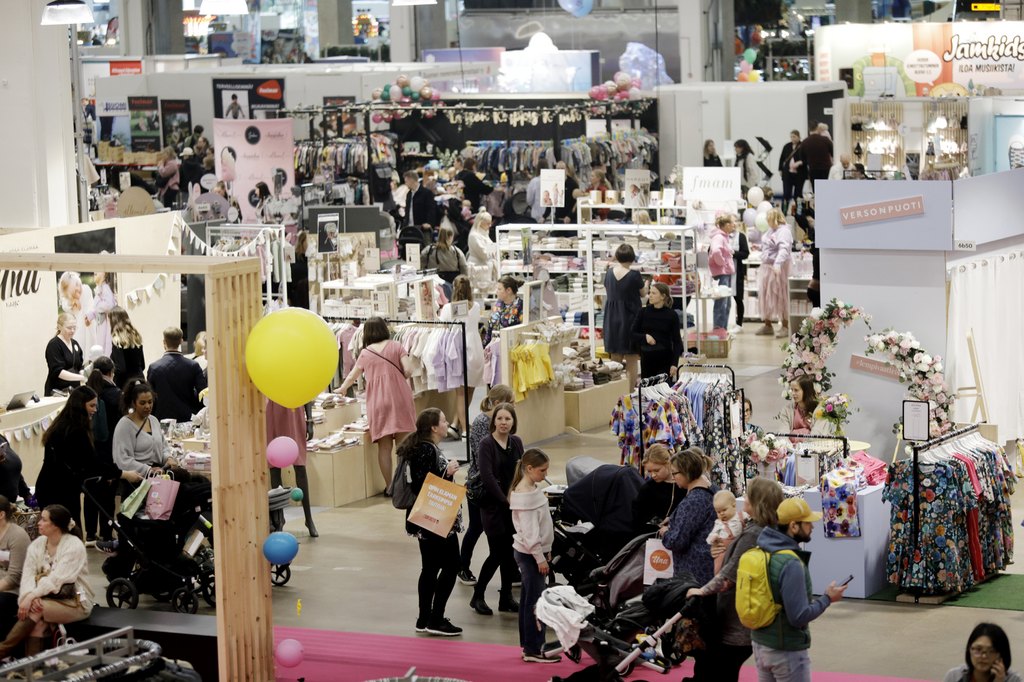 Kuva tapahtumasta, ihmisiä messuhallissa.